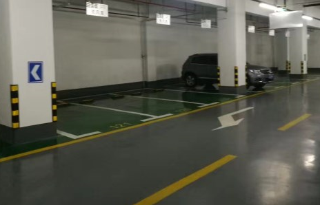 環(huán)氧地坪漆的面漆施工后會(huì)不會(huì)自然流平,？